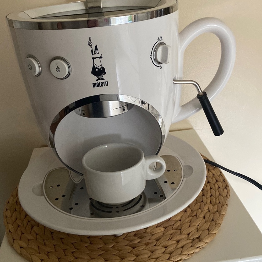 Bialetti coffee maker with frother